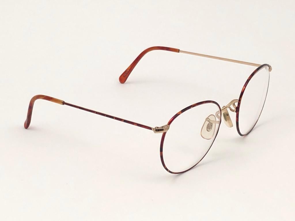 New Vintage Classic Ralph Lauren round matte tortoise and gold frame ready for RX lenses.

Made in Italy.
 
Produced and design in 1990's.

New, never worn or displayed.

FRONT : 13  CMS

LENS WIDTH  : 5.1 CMS

LENS HEIGHT : 4.8 CMS

TEMPLES : `13