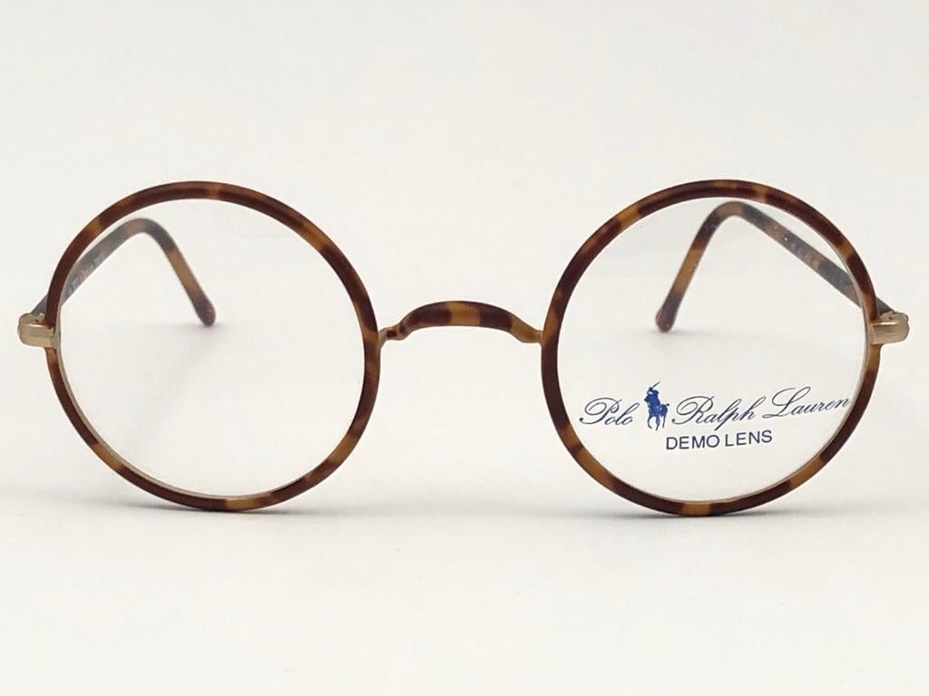 New Vintage Classic Ralph Lauren round matte tortoise frame ready for RX lenses.

Made in Italy.
 
Produced and design in 1990's.

New, never worn or displayed.

FRONT : 12.5 CMS

LENS  : 4.5 CMS

TEMPLES : 14 Cms
