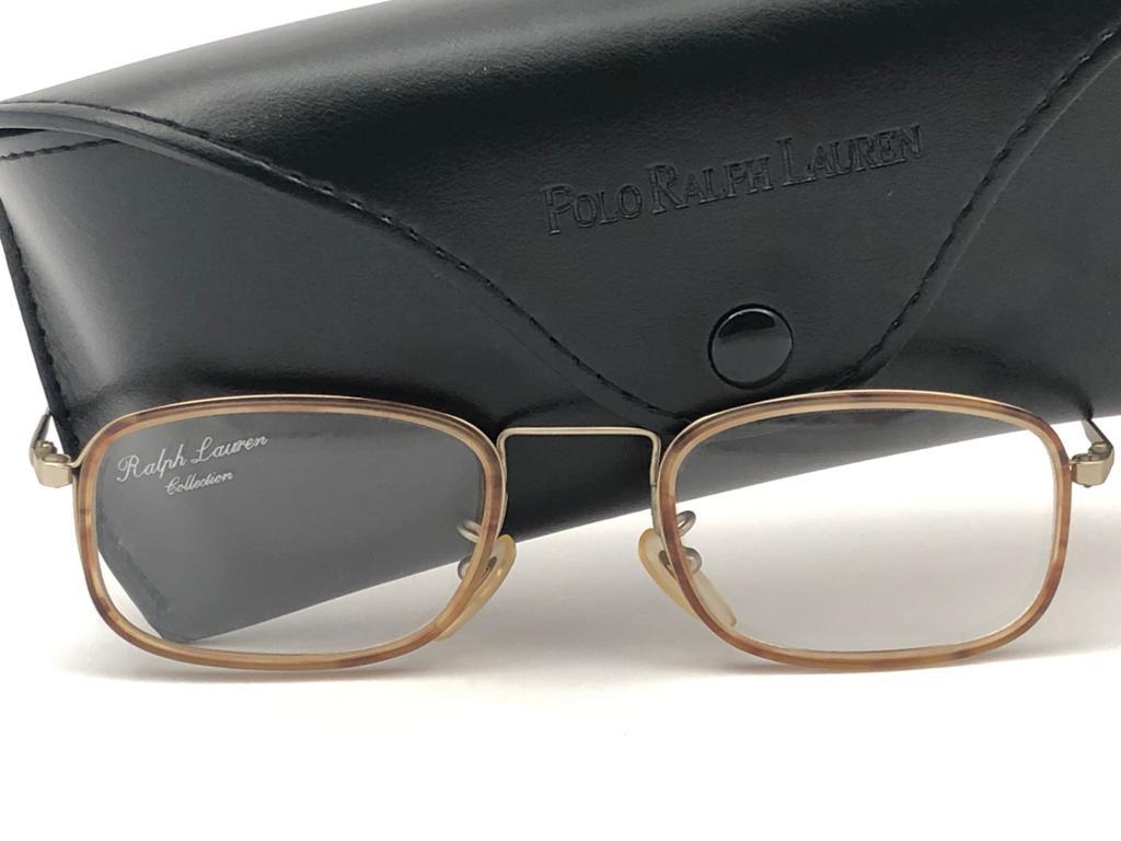 New Vintage Classic Ralph Lauren gold matte frame ready for RX lenses.

Made in Italy.

Produced and design in 1990's.

New, never worn or displayed.

FRONT : 13 CMS

LENS WIDTH : 4.8 CMS

LENS HEIGHT : 5 CMS

TEMPLES : `13.5 CMS