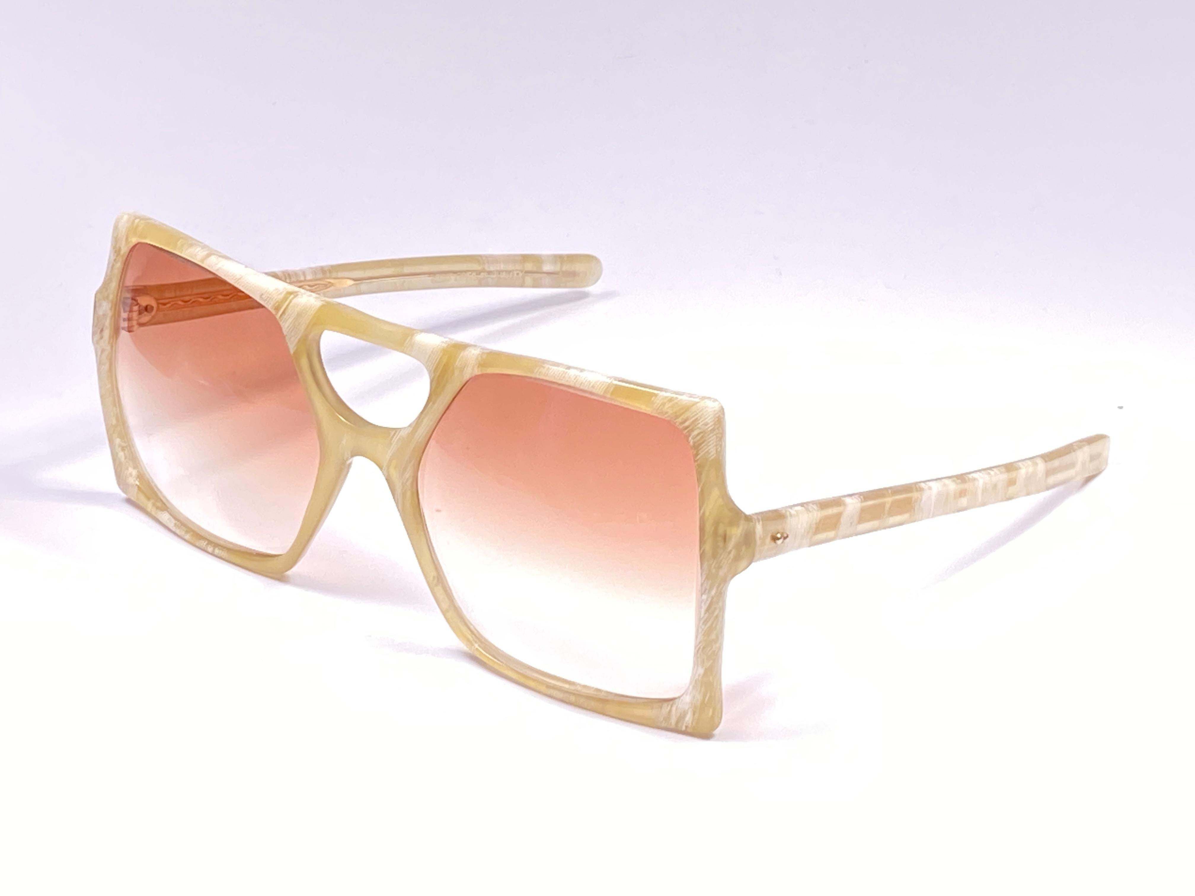 Vintage super rare oversized  beige with light brown lenses sunglasses. 

Amazing craftsmanship and style.

Measurements :
Front : 14 cms

Lens Height : 5.5 cms

Lens Width : 6 cms


