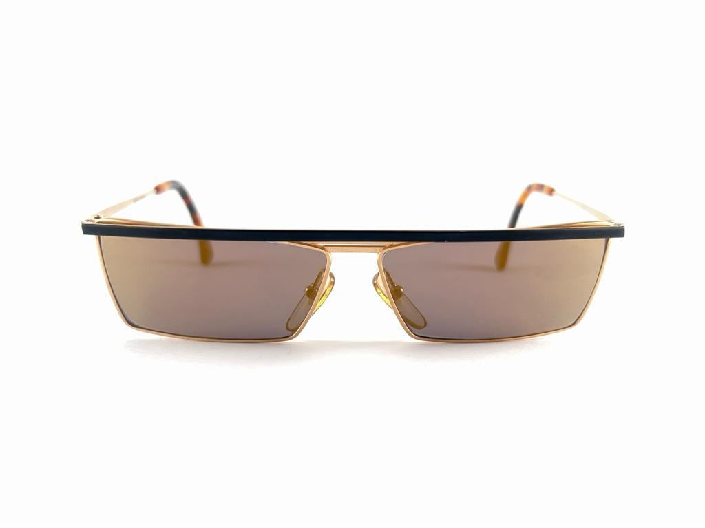 New Vintage Rare Alain Mikli gold frame. 

 Please consider that this item is nearly 40 years old so it could show minor sign of wear due to storage.  

Made in France.

VINTAGE 1980’S ALAIN MIKLI 623 FRAME SPORTING FULL MIRROR LENSES. 

 

THIS