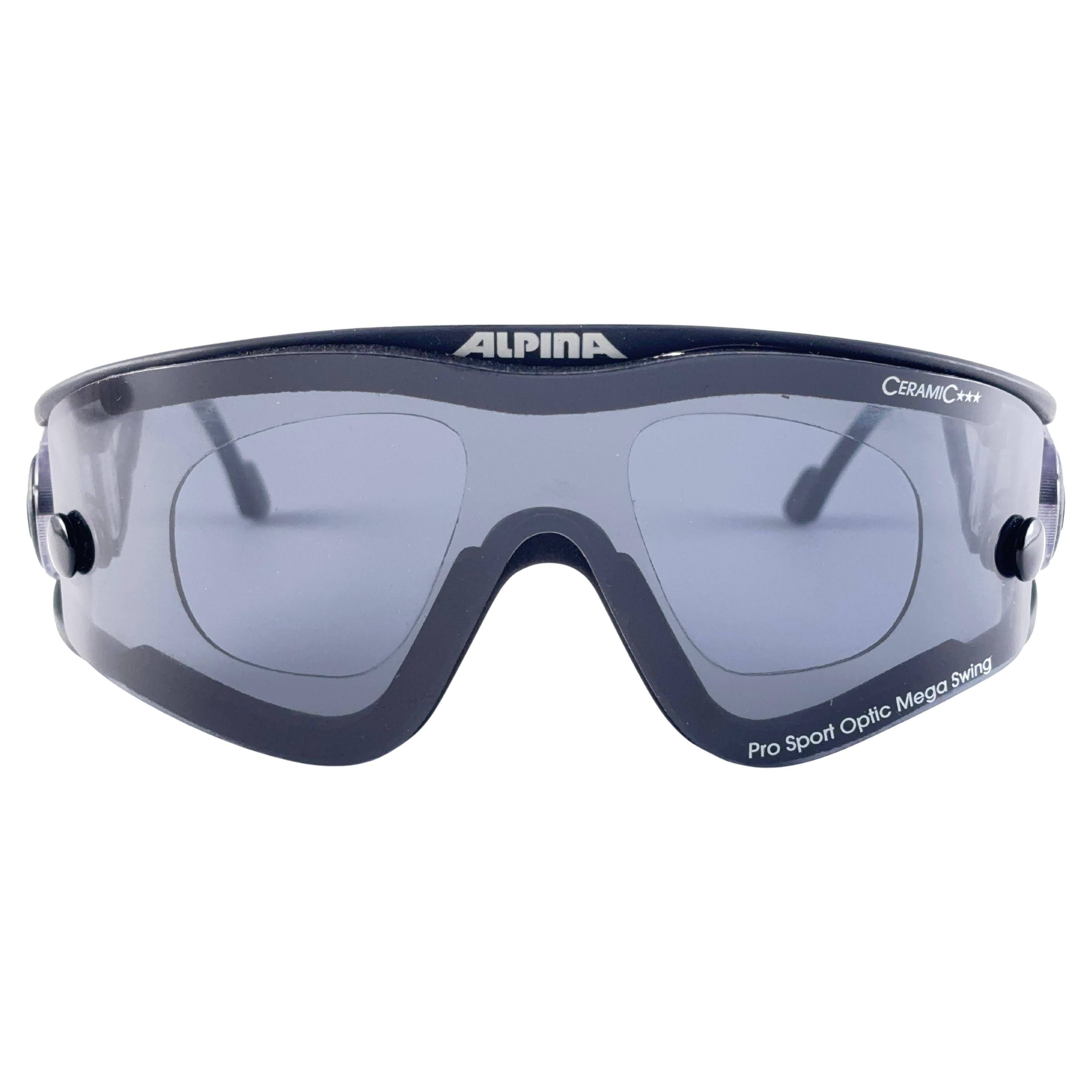 

New Vintage Rare Alpina Pro Sport Optic Sonnenbrille. Wrap Schwarzer Rahmen mit grauem Mono-Glas
Neu Nie getragen oder ausgestellt. 
Dieser Artikel zeigt kleine Abnutzungserscheinungen auf den Linsen aufgrund der Lagerung.

Hergestellt in