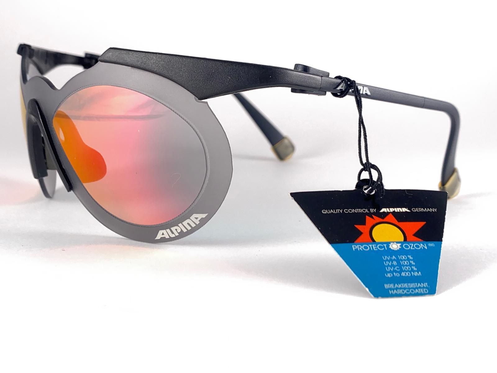 

New Vintage Rare Alpina Sport HardCoated Sunglasses. 
New Never Worn Or Displayed. 
Cet article présente des signes mineurs d'usure sur les lentilles en raison du stockage.

Fabriqué en Allemagne


Mesures


Avant                                  