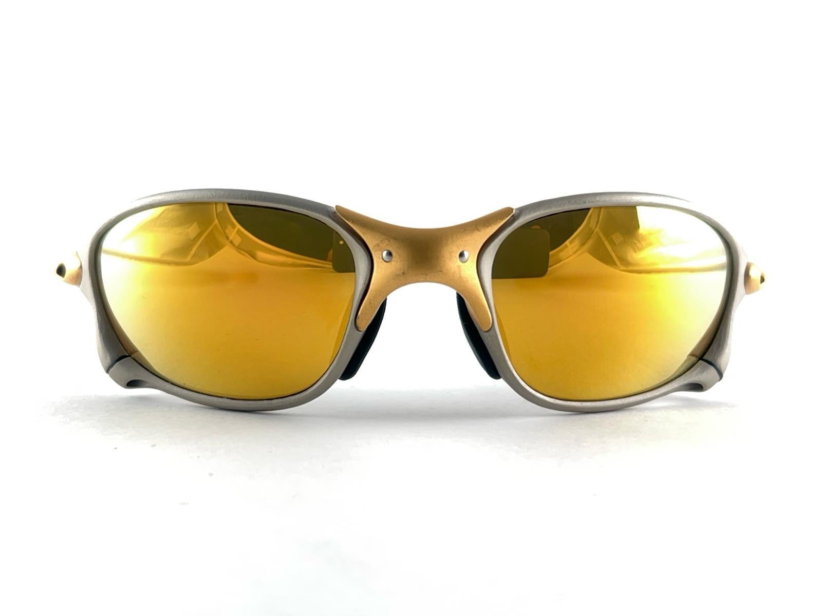
Neu &New  seltene Vintage Oakley XX Sonnenbrille. 
Wickel-Sportbrille mit 24 K Gold-Iridium-Gläsern.
Neu, nie getragen oder ausgestellt. Dieser Artikel kann aufgrund der Lagerung leichte Gebrauchsspuren aufweisen.
Kommt mit seiner ursprünglichen