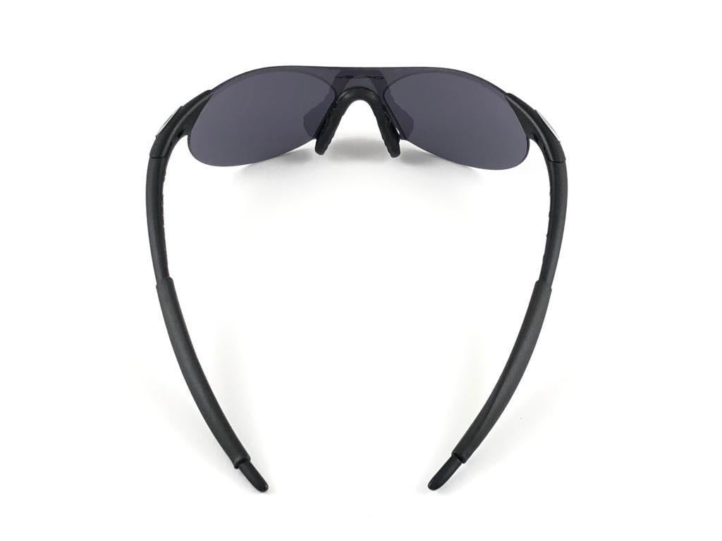 
Nouveau Vintage Oakley 0.4 Sunglasses. Monture sport noire enveloppante avec verres iridium noirs.
Neuf, jamais porté ou exposé. Cet article peut présenter des signes mineurs d'usure dus au stockage.
Livré avec sa boîte et ses papiers d'origine