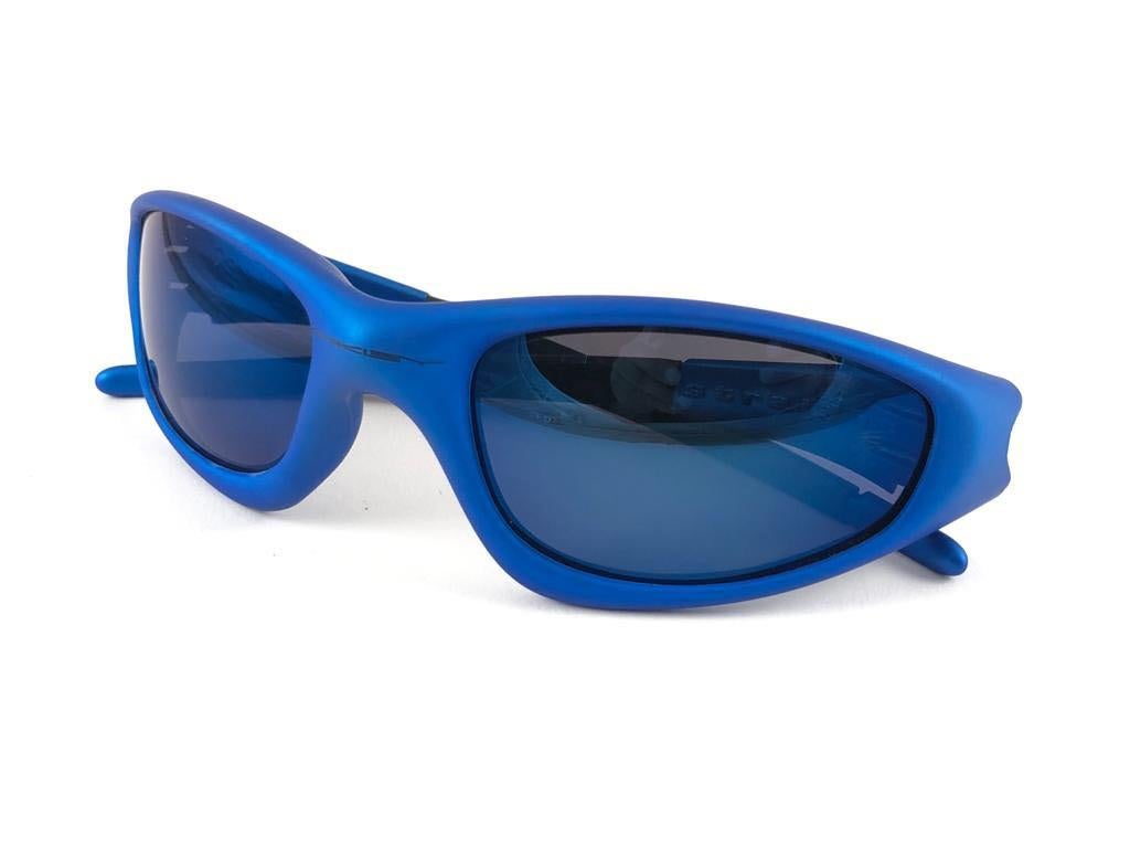 
New Vintage Oakley Sunglasses. Wrap electric blue sports frame with blue iridium lenses.
New never worn or displayed. This item might show minor sign of wear due to storage.
Comes with its original box and papers as pictured.
Made in Usa