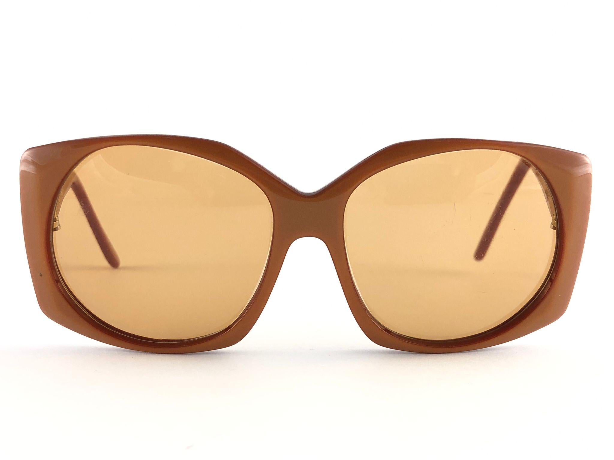 Nueva montura vintage futurista Pierre Cardin de gran tamaño y color naranja oscuro, con un bonito par de lentes de color naranja medio.
Este par tiene pequeños desgastes debidos a los casi 60 años de almacenamiento y algunas letras se han desteñido