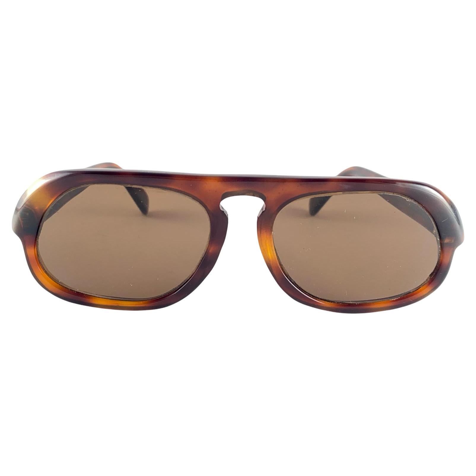 New Vintage Futuristic Pierre Cardin Rectangular Frame Sporting A Beautiful Pair Of Medium Brown Lenses.
This Pair Have Slight Wear On Them Due To To Nearly 60 Years Of Storage.  
This Vintage Pierre Cardin Is A Unique Piece Rarely Seen Up For Sale.