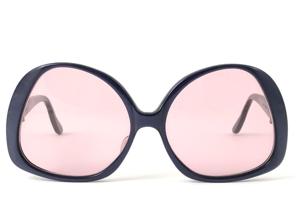 New vintage futuristic Pierre Cardin oversized dark blue frame sporting a beautiful pair of medium mauvelenses.
This pair have minor wear on them due to to nearly 60 years of storage and some letters have fade on the temple. Please study the