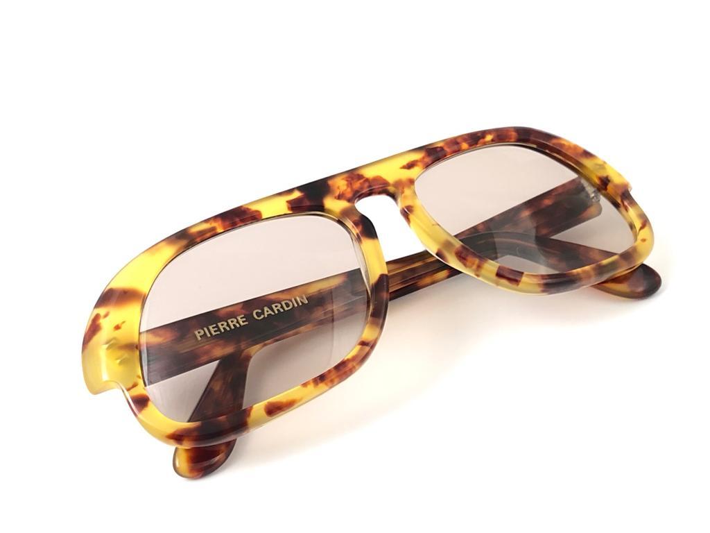 Seltene Pierre Cardin Vintage Sonnenbrille, helle Schildpattbraun, massives Objektiv, 1960er Jahre (Beige) im Angebot