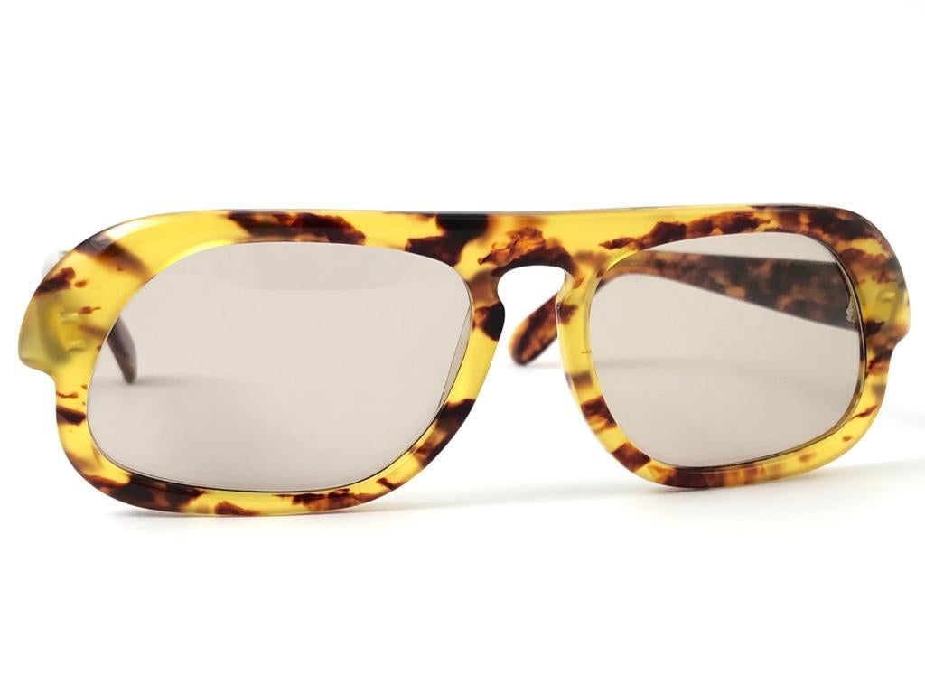 Seltene Pierre Cardin Vintage Sonnenbrille, helle Schildpattbraun, massives Objektiv, 1960er Jahre im Zustand „Neu“ im Angebot in Baleares, Baleares