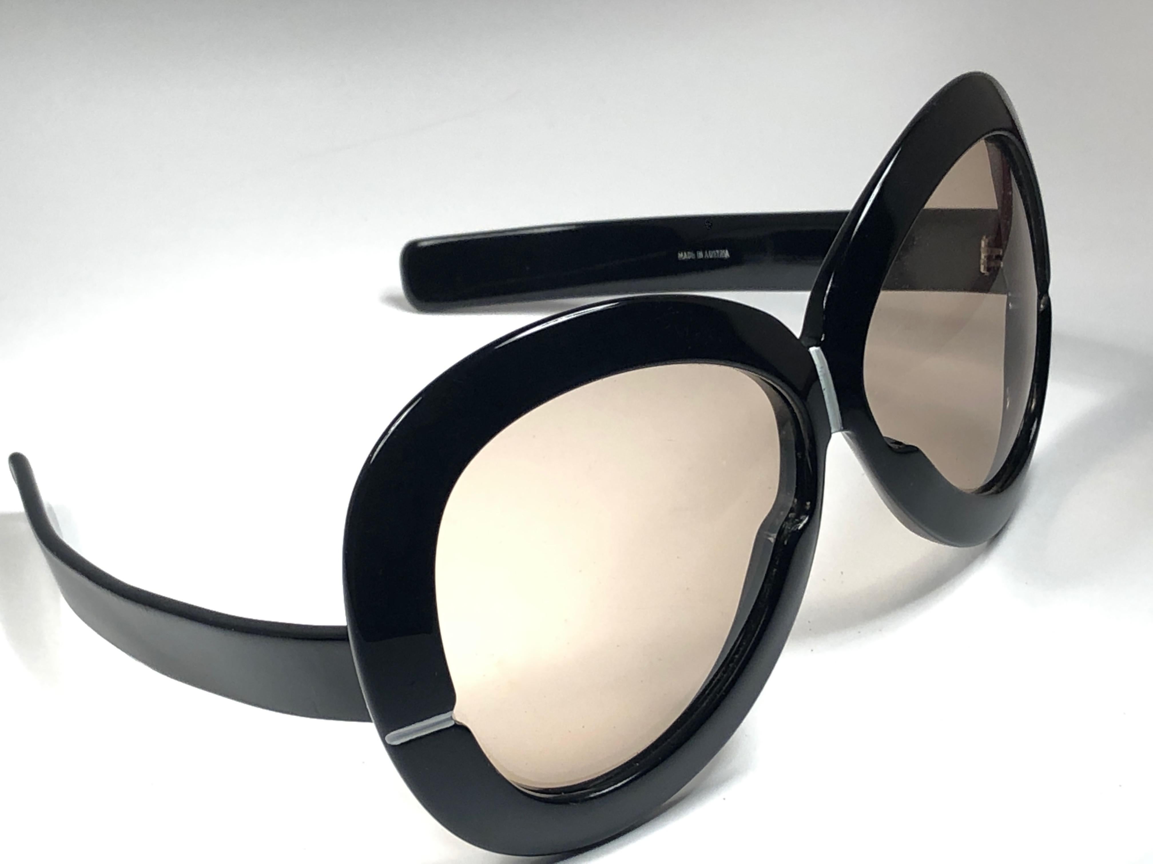 New Vintage Collector Item Silhouette Futura 561 black thick frame with holding a spotless pair of light brown lenses.   

Designed by Dora Demmel in 1973, this rare piece is the epitome of avant garde & futuristic eye wear fashion.

Made in Germany