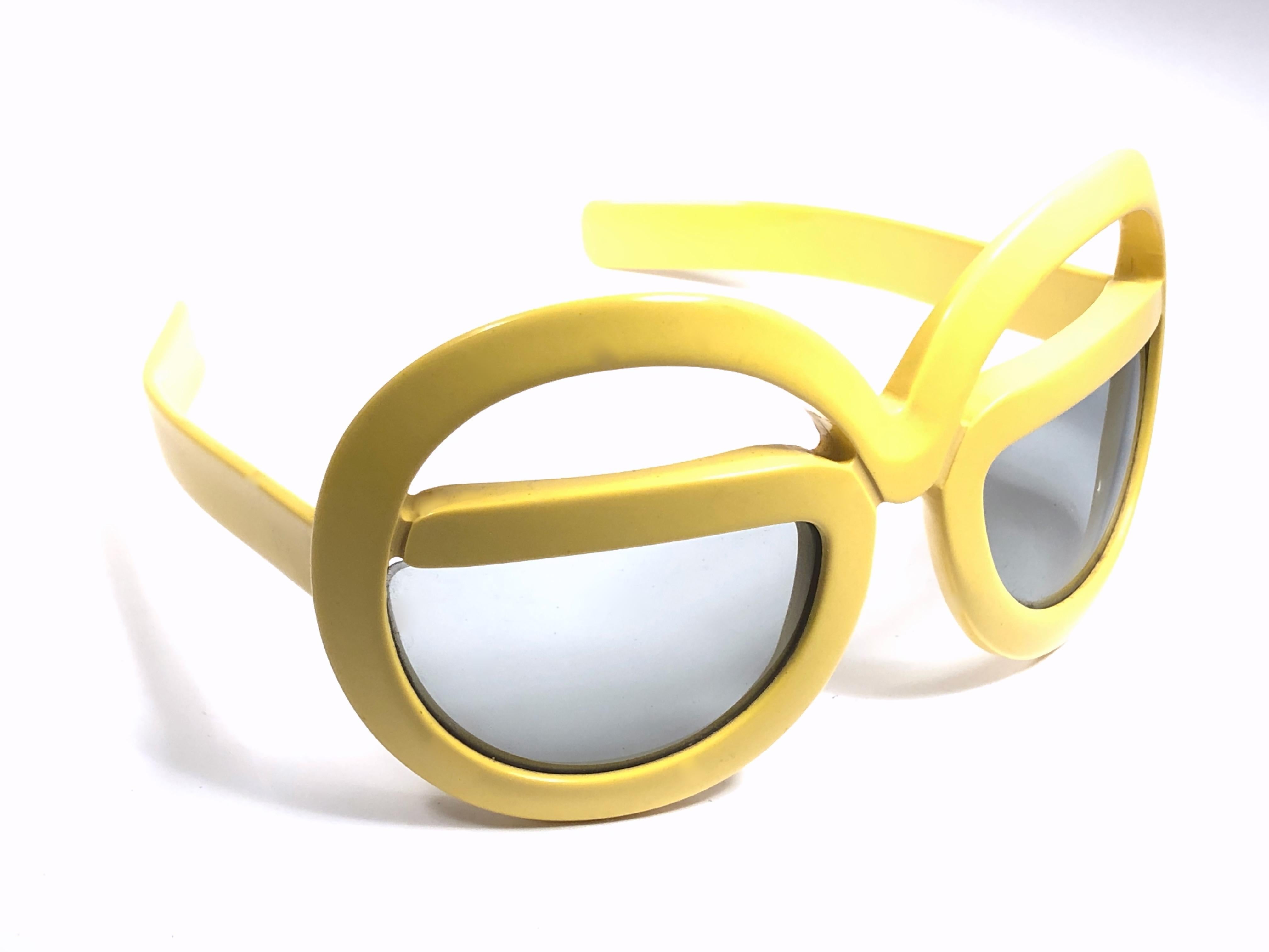 New Vintage Collector Item Silhouette Futura 562 Yellow thick frame with holding a spotless pair of light lenses.   

Designed by Dora Demmel in 1973, this rare piece is the epitome of avant garde & futuristic eye wear fashion.

Made in Germany in