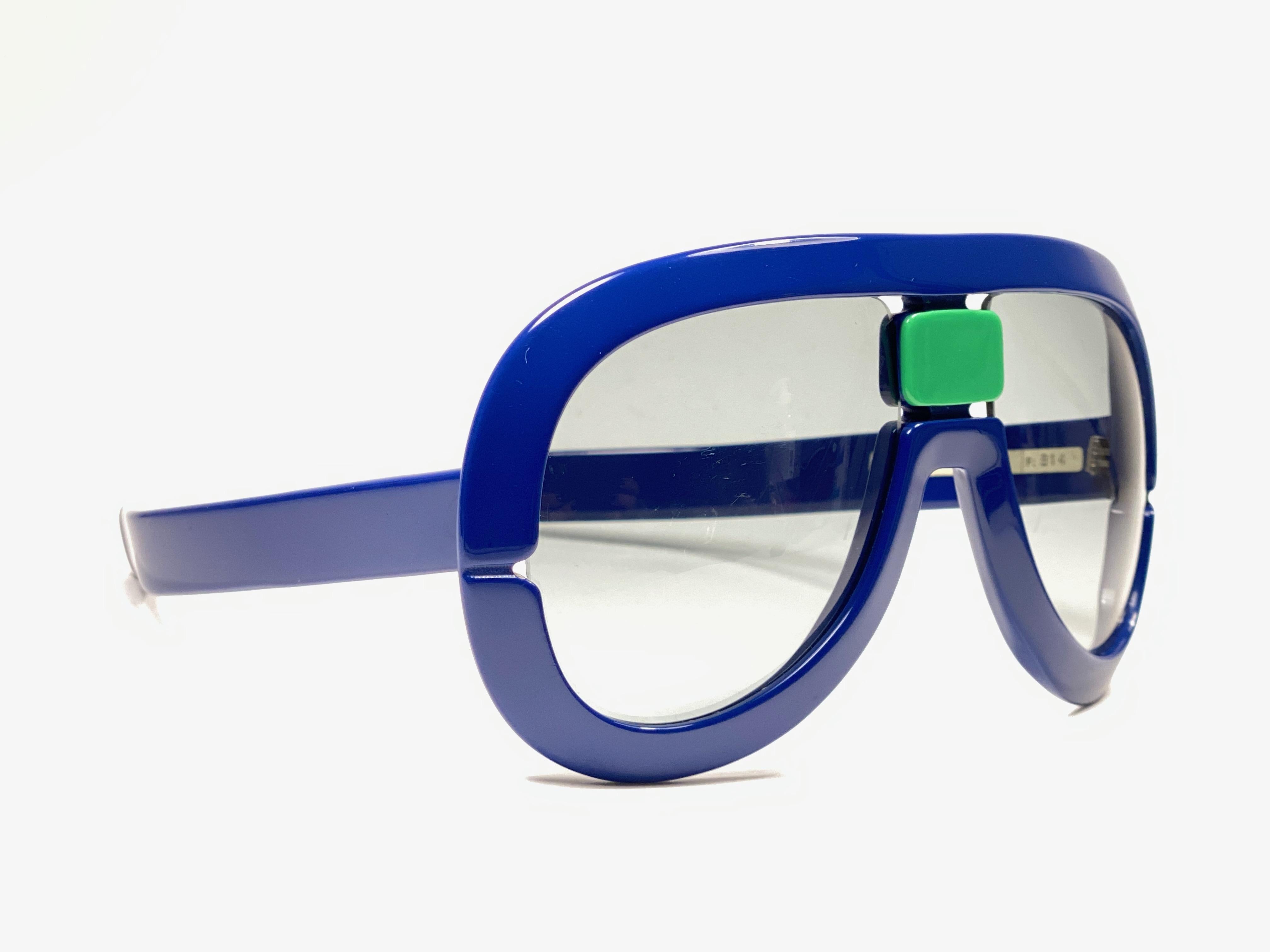 Bleu Lunettes de soleil bleues vintage Futura 563, silhouette rare, pièce de collection, neuves, 1970 en vente