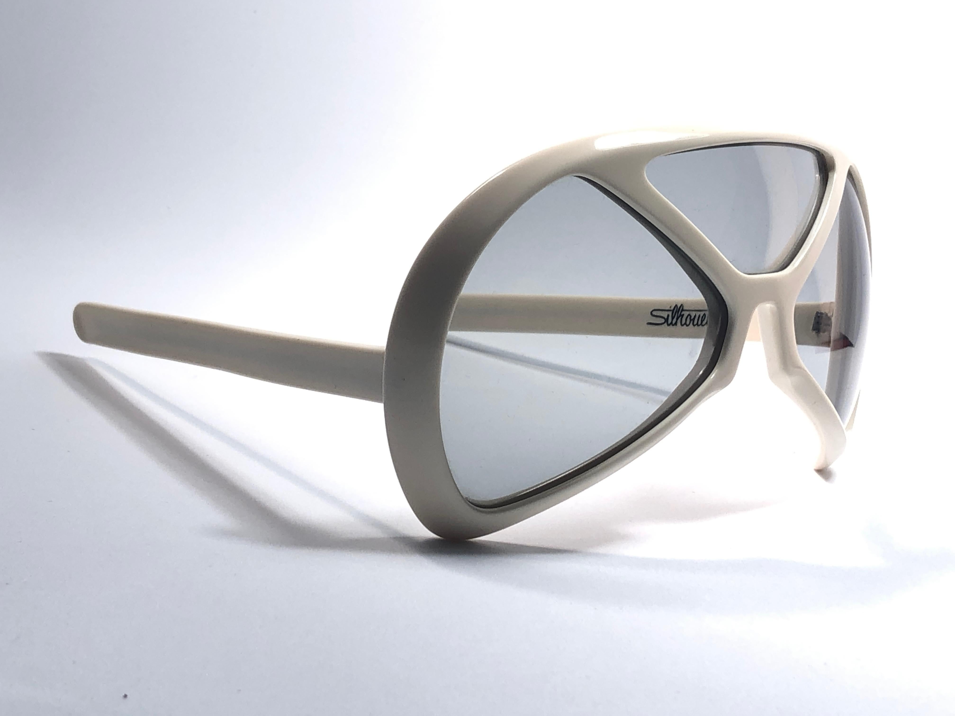 New Vintage Collector Item Silhouette Futura 570 in white.

Designed by Dora Demmel in 1973, this rare piece is the epitome of avant garde & futuristic eye wear fashion.

Made in Germany in 1970's.

This item have minor sign of wear due to storage.