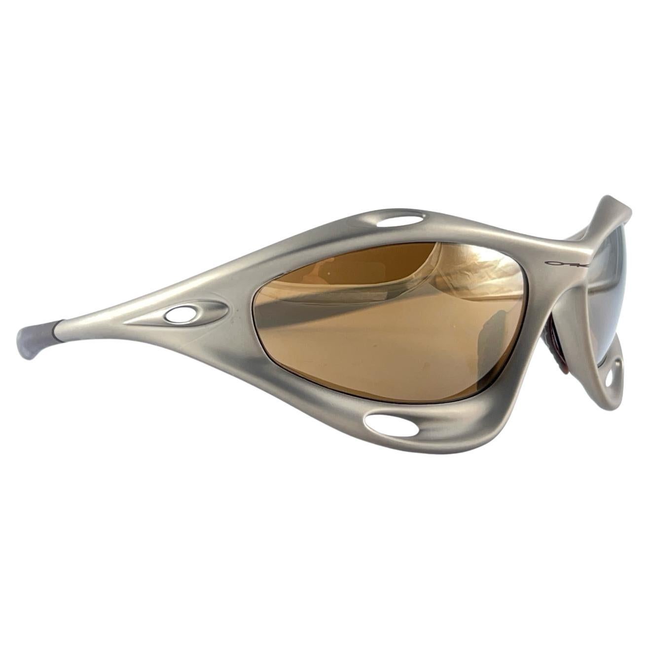 
New Vintage By sind Oakley-Sonnenbrillen. Wrap-Sportbrille mit goldenen Iridium-Gläsern.
Neu, nie getragen oder ausgestellt. Dieser Artikel kann aufgrund der Lagerung leichte Gebrauchsspuren aufweisen.
Leider keine Box. 
Hergestellt in Usa