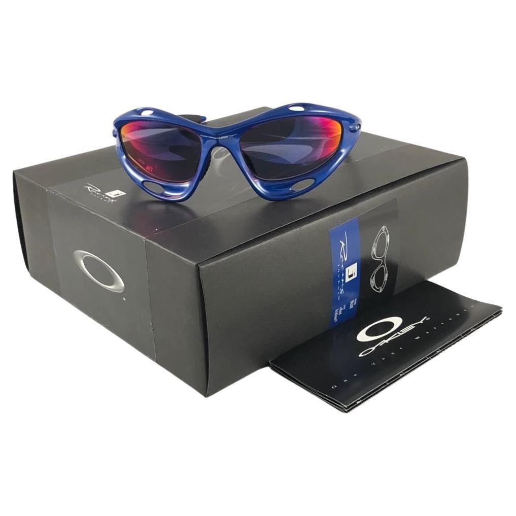 
New Vintage are Oakley Sunglasses. Wrap blue sports frame with red  iridium lenses.
New never worn or displayed. This item might show minor sign of wear due to storage.
Comes with its original box and papers as pictured.
Made in Usa