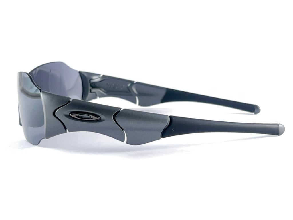 New Vintage Rare Sports Oakley Wrap Around Grey Mirror Lens 1980's Sunglasses  Neuf - En vente à Baleares, Baleares