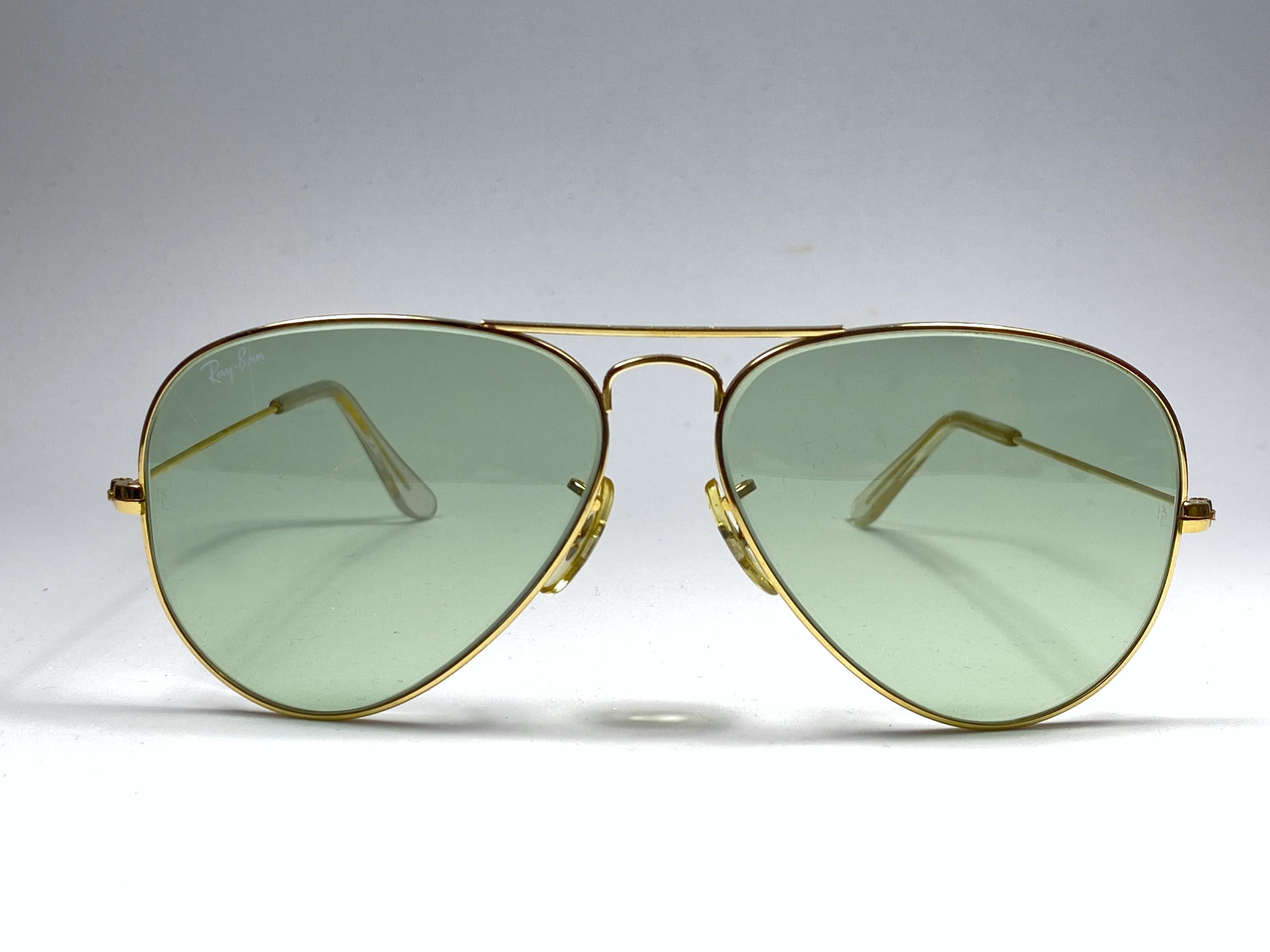 Vintage Ray Ban Aviator gold 58MM with RB3 Green Lenses.


Light sign of wear due to storage. Original Ray Ban B&L case.

FRONT : 13.5 CMS

LENS HEIGHT : 5 CMS

LENS WIDTH : 5.8 CMS