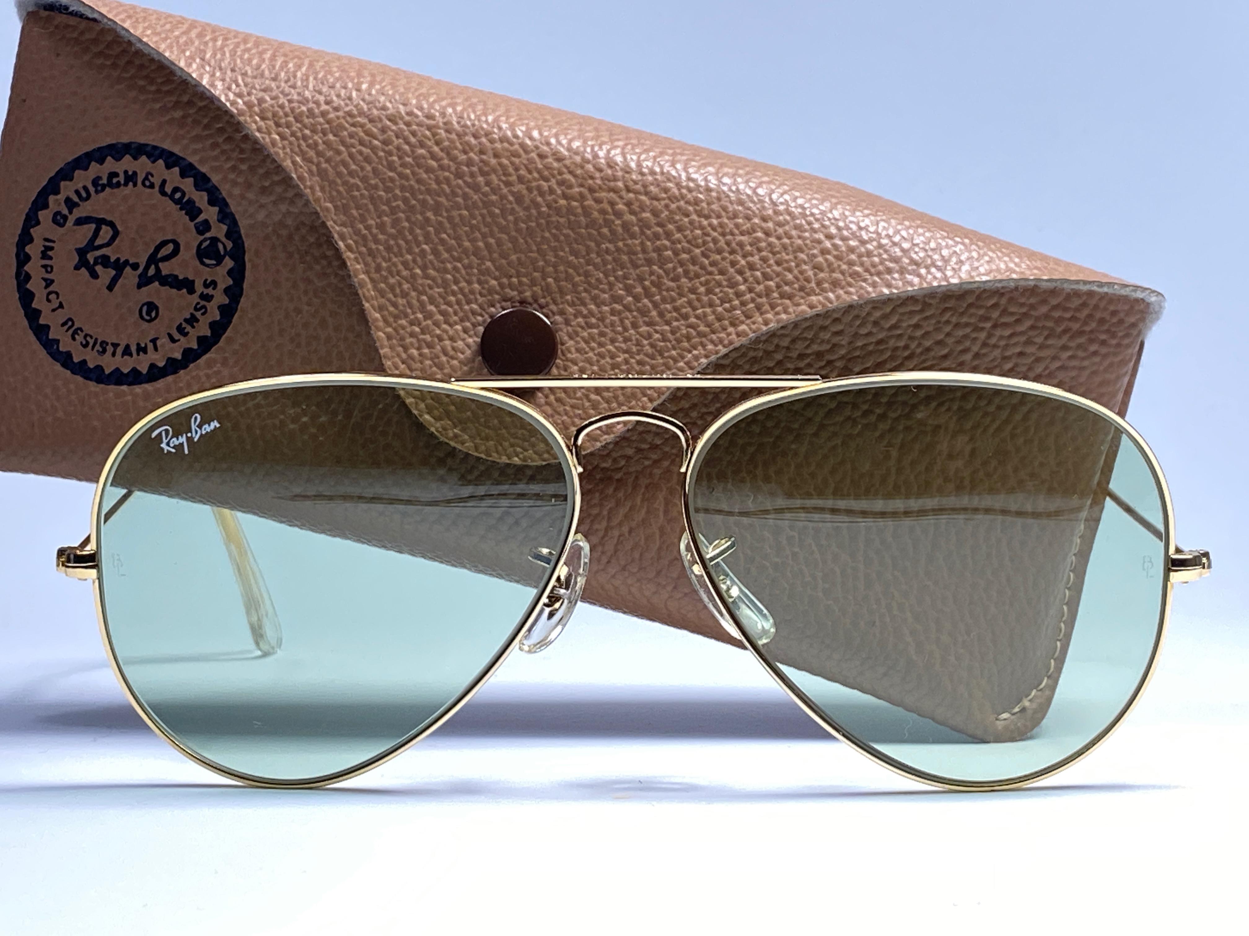 Vintage Ray Ban Aviator gold 58MM with RB3 Green Lenses.


Light sign of wear due to storage. Original Ray Ban B&L case.