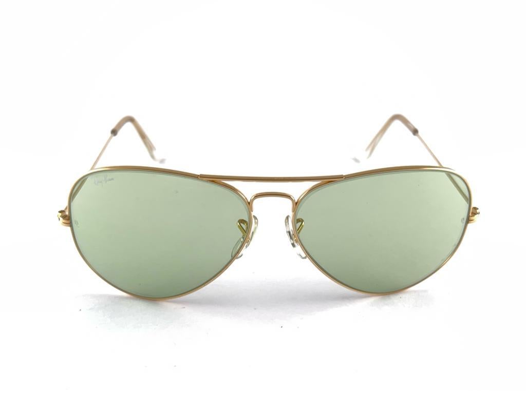 Vintage Ray Ban Aviator gold 62MM with Light Green Lenses.


Light sign of wear due to storage. Original Ray Ban B&L case.

FRONT : 13.5 CMS

LENS HEIGHT : 5 CMS

LENS WIDTH : 6.2 CMS