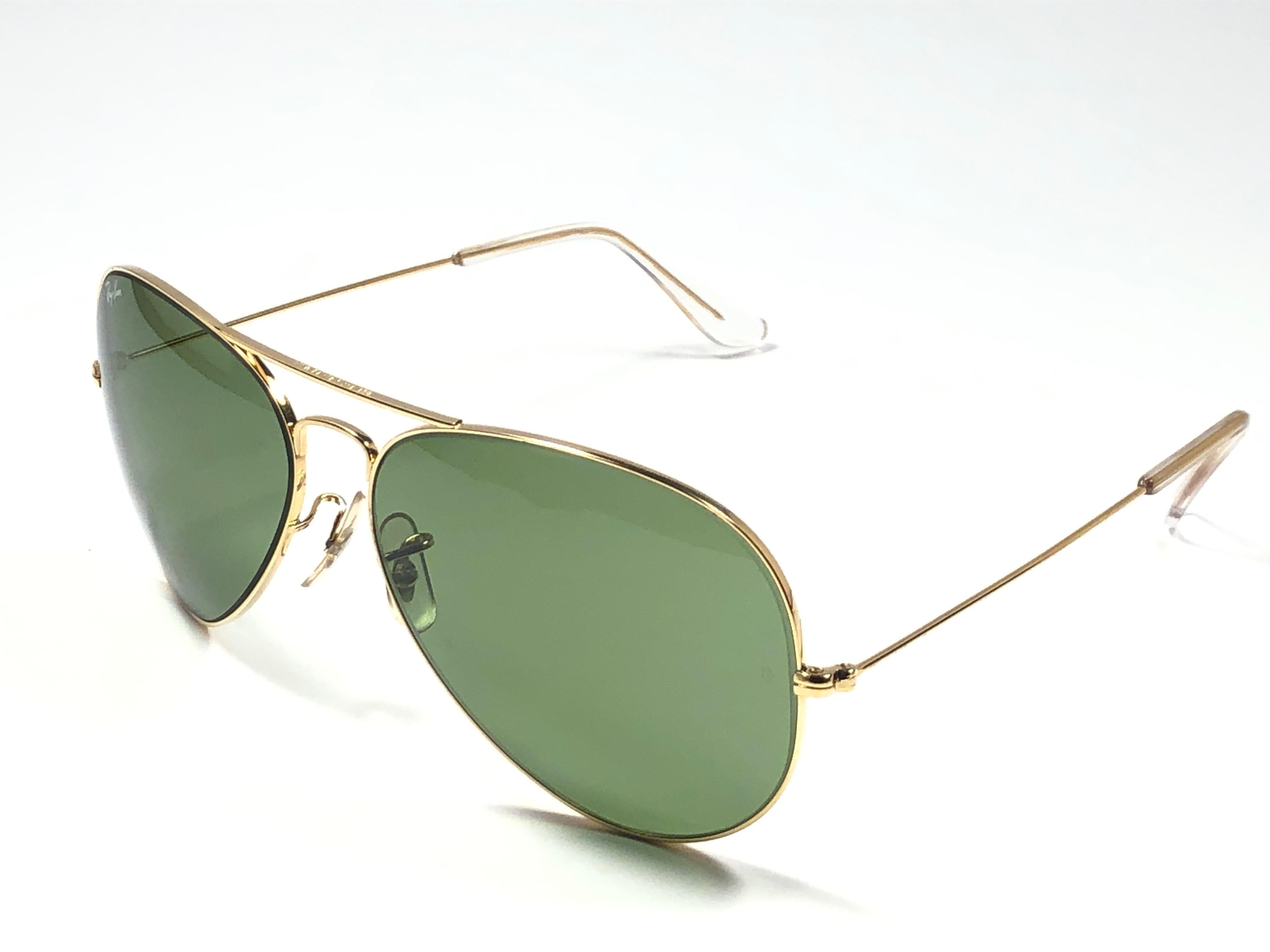 Vintage Ray Ban Aviator gold 62MM largest available with RB3 Green Lenses.


Light sign of wear due to storage. Original Ray Ban B&L case.