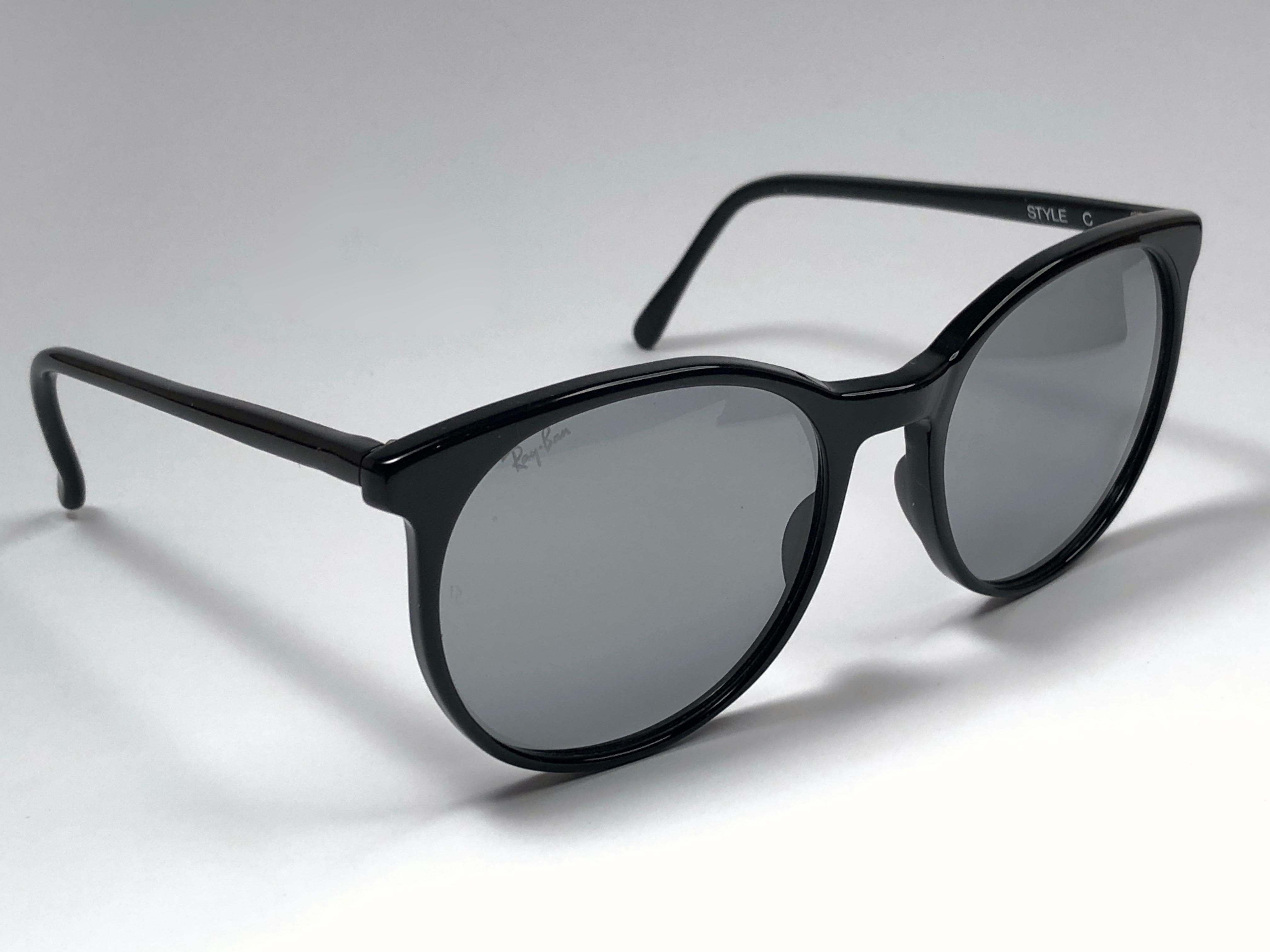 Nueva y rara montura negra sobredimensionada Vintage Ray Ban Style C con un par de lentes cambiables de color gris claro.  

Este par tiene pequeños signos de desgaste. Diseñado y fabricado en EE.UU.

FRONTAL 14,5 CMS
ALTURA DE LA LENTE 4.8