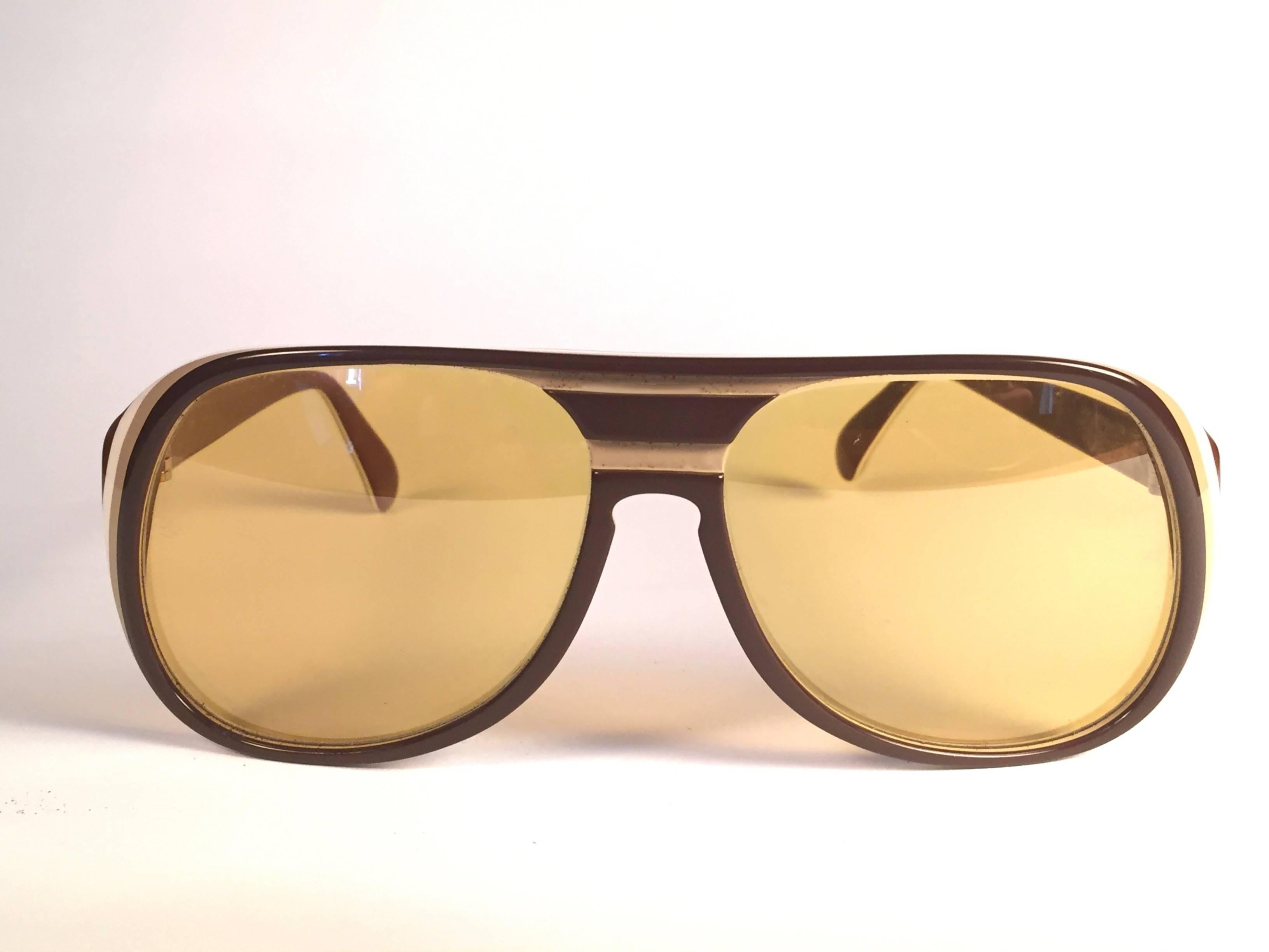 New and rare Vintage Timberline White, grey and white frame holding a spotless of Ambermatic mirror pair of  lenses.  
New, never worn or displayed.  
This pair may have minor sign of wear due to nearly 40 years of storage. Designed and Produced in
