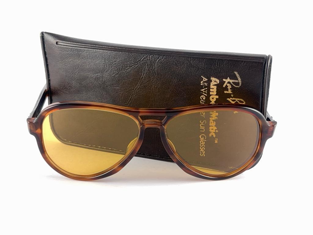 New Vintage Ray Ban B&L Vagabond Tortoise Ambermatic Lenses Sunglasses USA In Excellent Condition In Baleares, Baleares