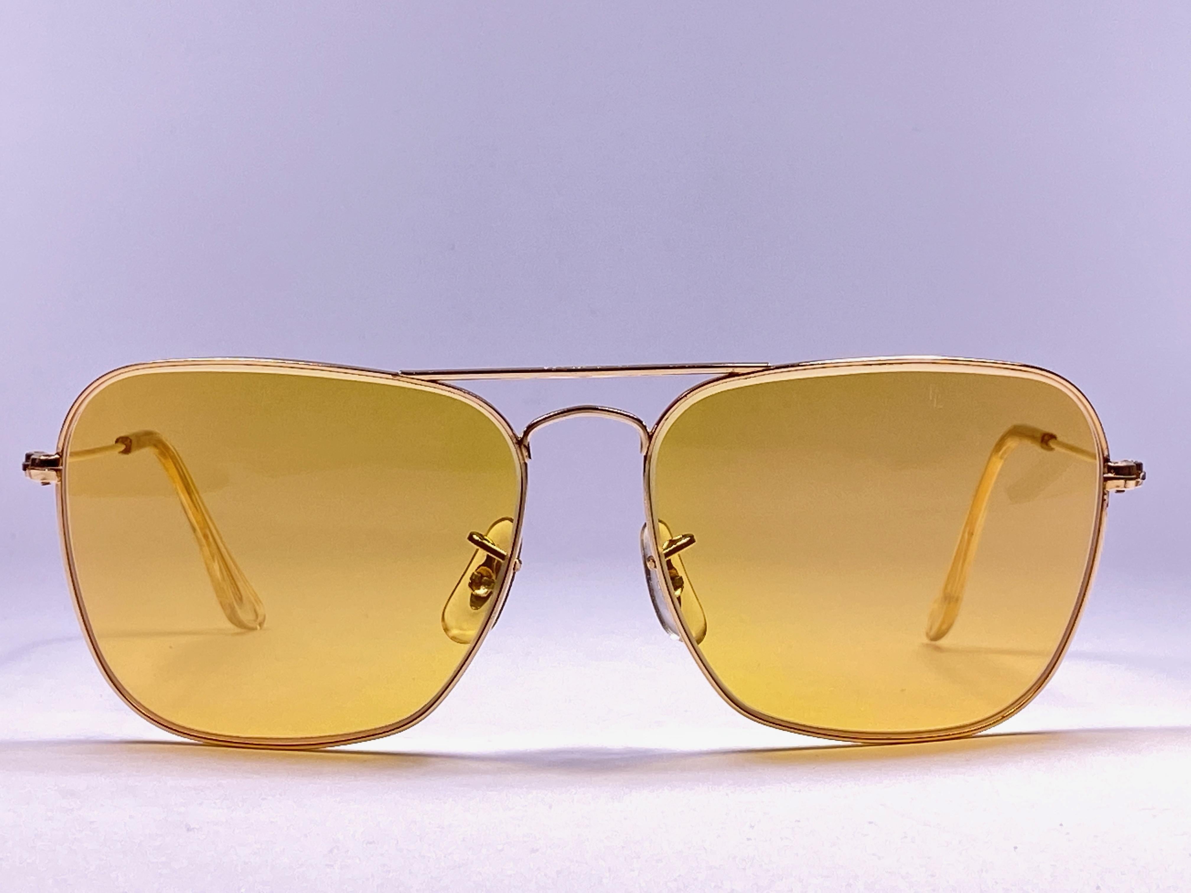 New Vintage Ray Ban Caravan gold plated with Ambermatic lenses. B&L etched on top of the lenses, so mid 1970's.  Please notice this item is nearly 50 years old and may show minor sign of wear due to storage.
Comes with its original Ray Ban B&L