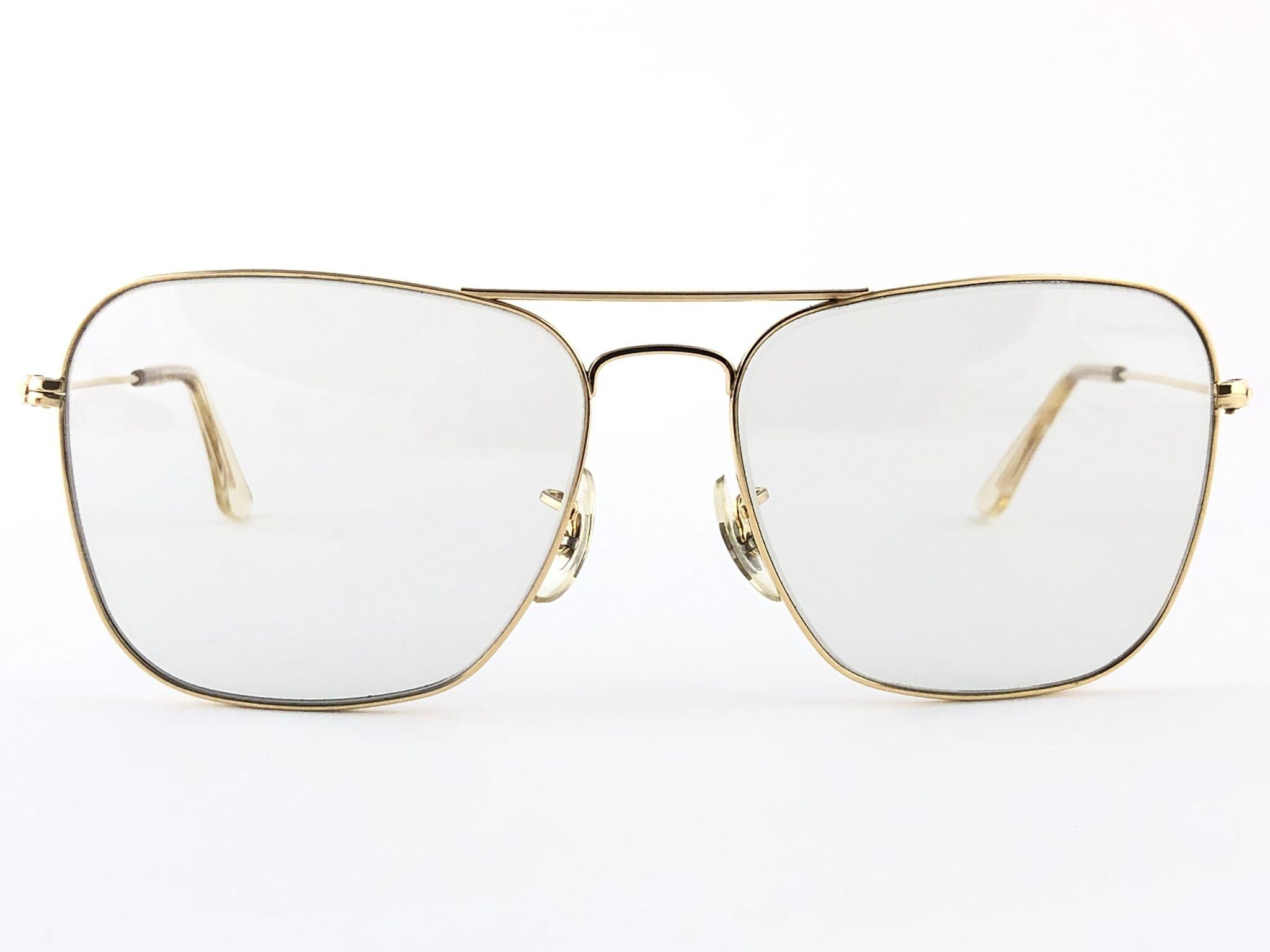 New Vintage Ray Ban Caravan gold plated with changeable lenses. B&L etched on top of the lenses, so mid 1970's.  Please notice this item is nearly 50 years old and may show minor sign of wear due to storage.
Comes with its original Ray Ban B&L case.
