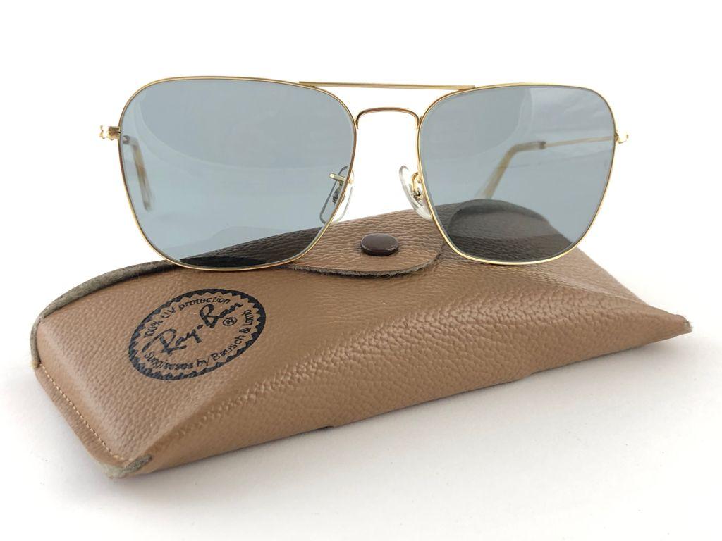 Nouveau Vintage Ray Ban Caravan plaqué or avec des lentilles gris moyen. B&L gravé sur le dessus des lentilles, donc milieu des années 1970. Veuillez noter que cet article a près de 50 ans et peut présenter des signes mineurs d'usure dus au