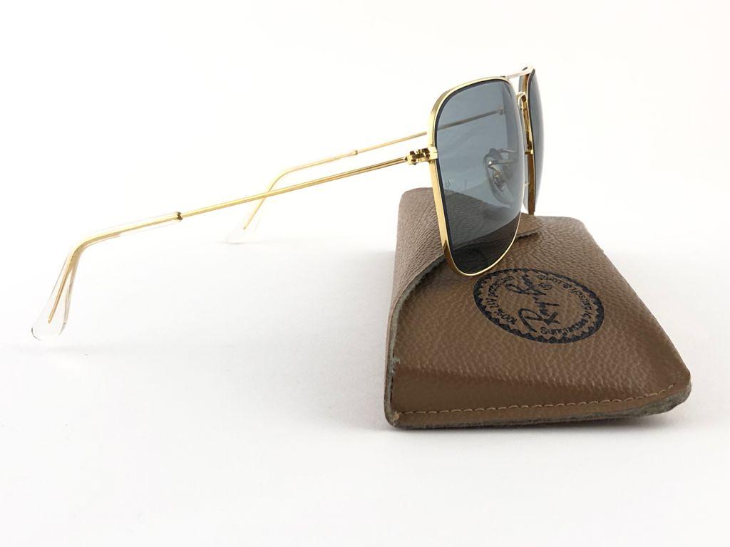 Gris Ray Ban Caravan - Lunettes de soleil vintage dorées à lunettes grises moyennes B&L, années 1970, état neuf en vente