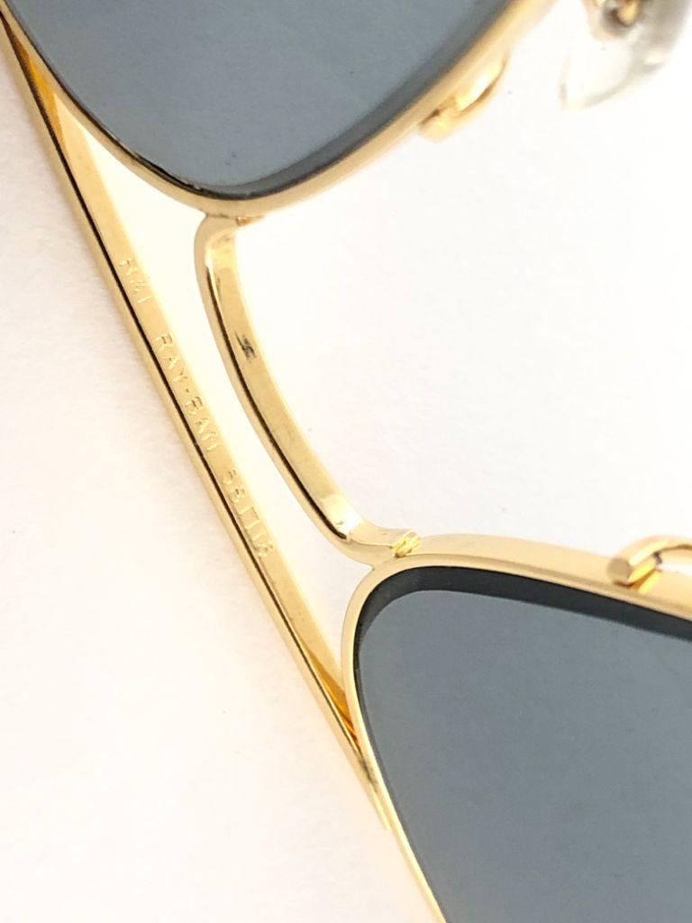 Ray Ban Caravan - Lunettes de soleil vintage dorées à lunettes grises moyennes B&L, années 1970, état neuf en vente 1