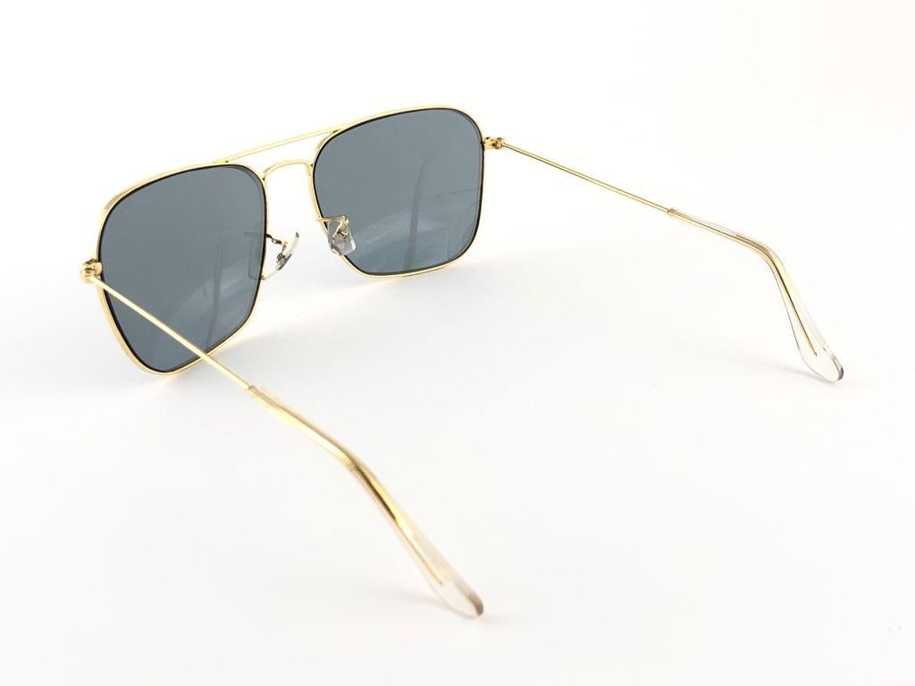 Ray Ban Caravan - Lunettes de soleil vintage dorées à lunettes grises moyennes B&L, années 1970, état neuf en vente 2