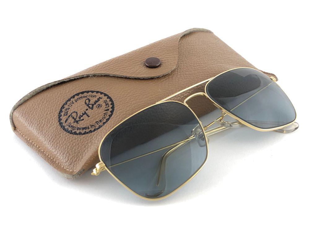 Ray Ban Caravan - Lunettes de soleil vintage dorées à lunettes grises moyennes B&L, années 1970, état neuf en vente 3