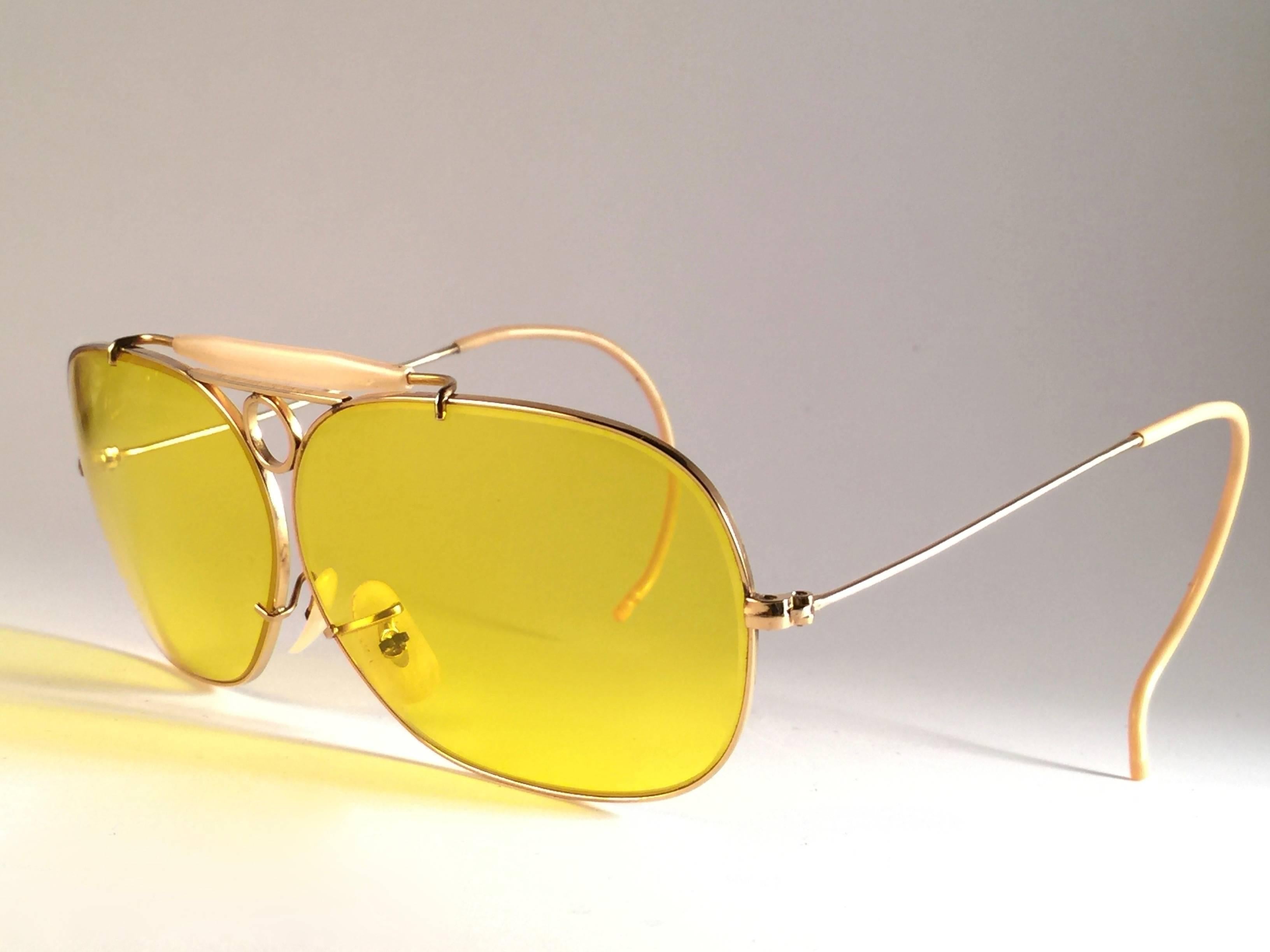 New Vintage Ray Ban Decot 10 K gold frame holding  pair of amber kalichrome lenses.

Made in USA.

Comes with its original Ray Ban B&L case.

Please notice this item is nearly 50 years old and may show sign of wear due to storage.