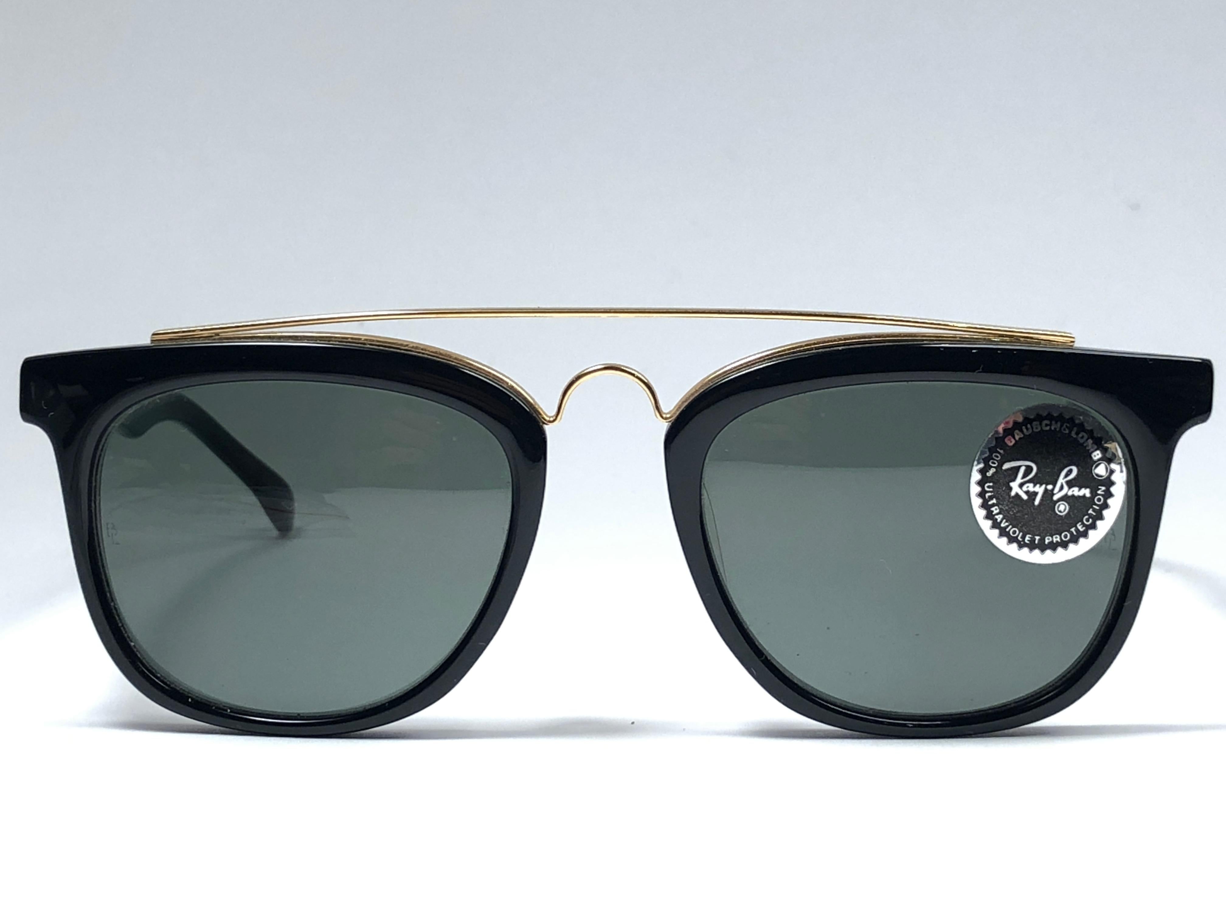 New Vintage Ray Ban Oval Gold Gatsby frame with G15 grey Lenses without Ray Ban logo. Comes with its original Ray Ban B&L case.  
This piece may show minor sign of wear due to storage.  
A seldom piece in new, never worn or displayed condition.