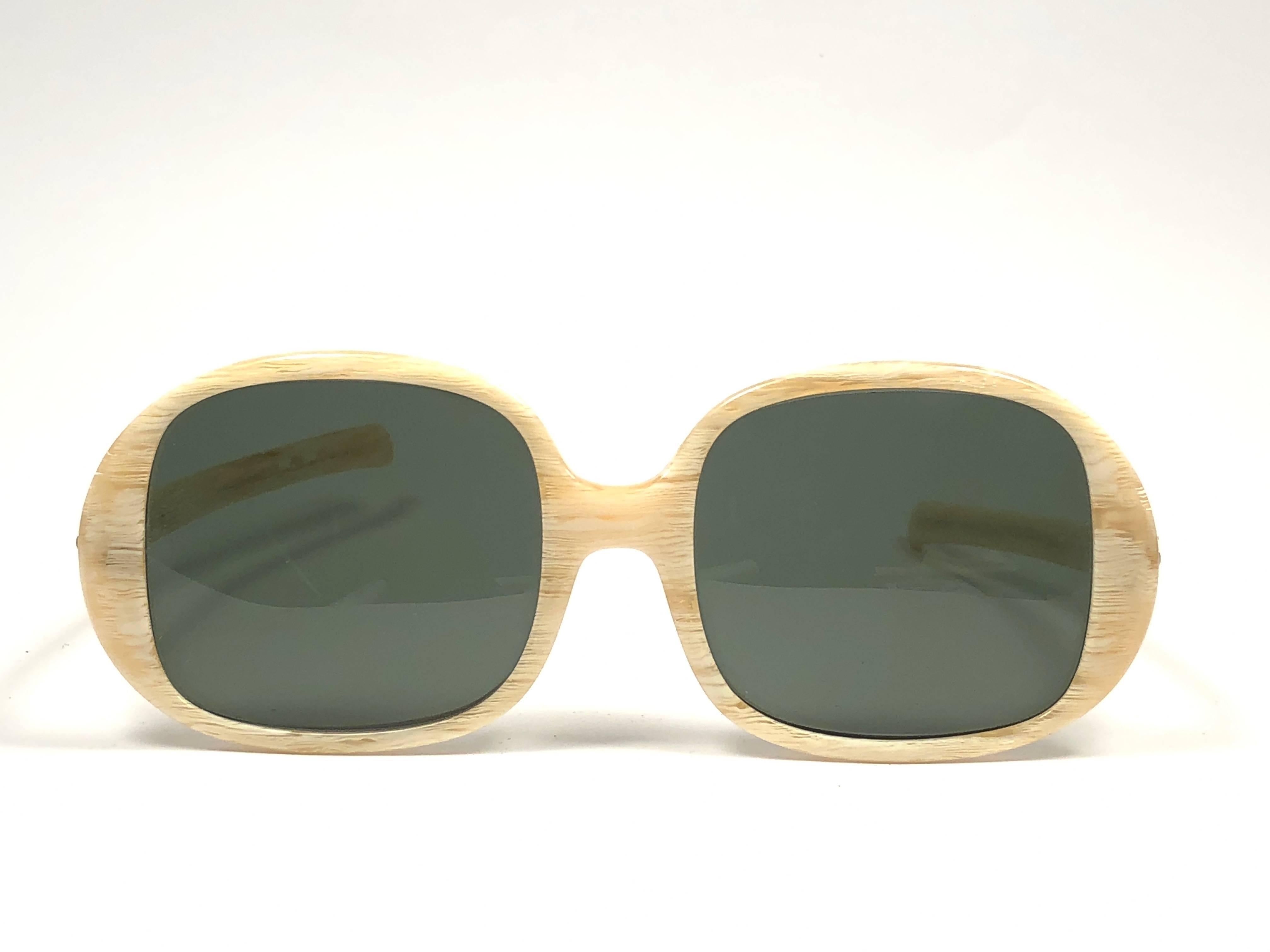 New classic Kilaine in Beige and Clear combination. G15 grey lenses non B&L. 

Please notice that this item is nearly 50 years old and could show some storage wear. New, ever worn or displayed. Made in USA.