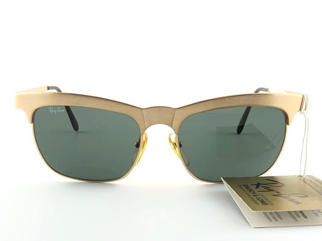  New Vintage Classic Ray Ban B&L sunglasses.

G15 grey lenses.

Original Ray Ban B&L case. This item could show minor sign of wear due to storage.

Designed and produced in USA.

FRONT : 14 CMS

LENS HEIGHT : 5 CMS

LENS WIDTH : 5.5 CMS

TEMPLES :
