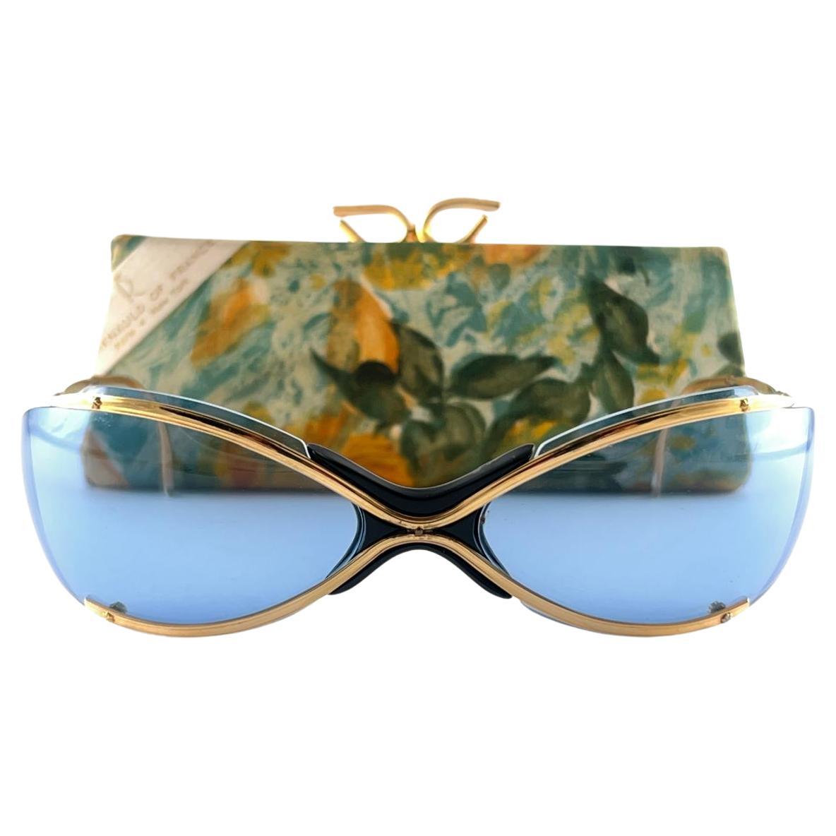 New Vintage Renauld of France 1965 " The Bikini " Gold Spectaculars Sunglasses en vente