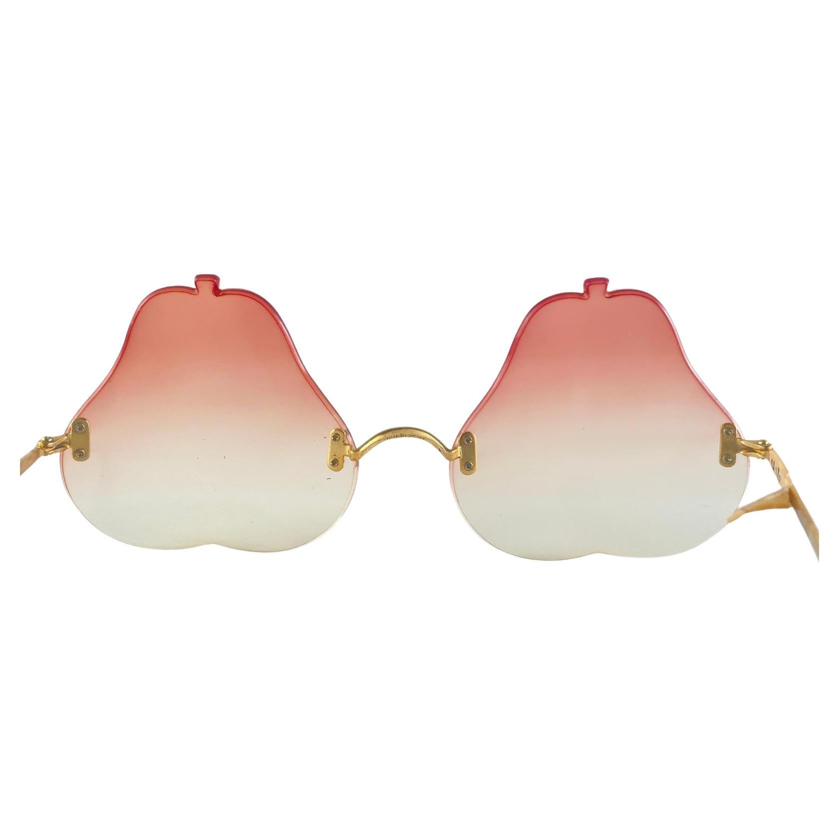 New Vintage Cornice senza bordi con motivo di pere.

Made In Italy. Una vera rarità.

Prodotto e disegnato negli anni '90.

Nuovo, mai indossato o esposto. Questo articolo presenta lievi segni di usura sulle lenti a causa della conservazione.

Parte