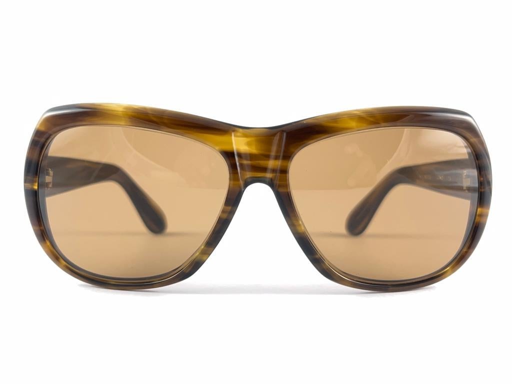 New Vintage Rodenstock Sonnenbrille. 
Übergroßer Schildkrötenrahmen mit einem Paar mittelbrauner Gläser.  
Nie getragen oder ausgestellt. Dieser Artikel kann kleinere Anzeichen von Verschleiß aufgrund von fast 40 Jahren Lagerung aufweisen. 