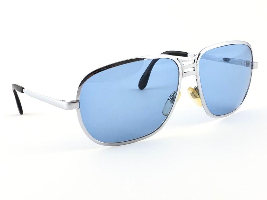 New Vintage Rodenstock Sonnenbrille.  
Übergroßer silberner Rahmen mit einem Paar blauer Gläser.  
Dieser Artikel weist leichte Gebrauchsspuren auf, da er fast 50 Jahre lang gelagert wurde.  Entworfen und hergestellt in Deutschland.


FRONT  15