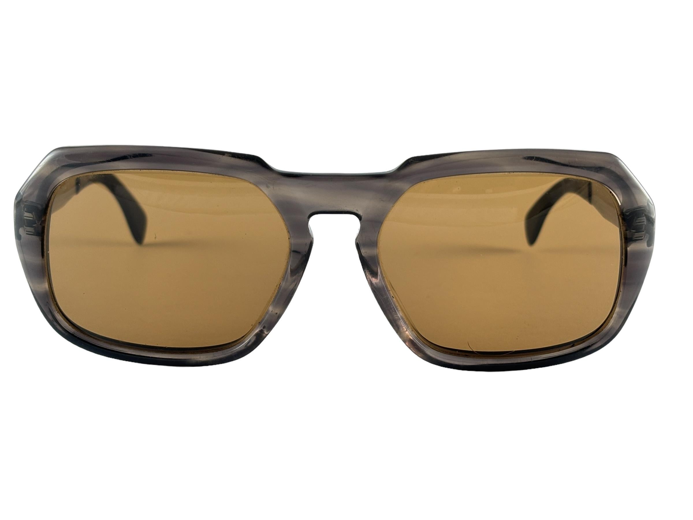  
Vintage New Rodenstock Molveno Made In Silver Frame Sporting medium brown Lenses. 
Superior Quality.
This Item May Show Minor Sign Of Wear Due To More Than 30 Years Of Storage

 

Made In Germany. 



Front                                         