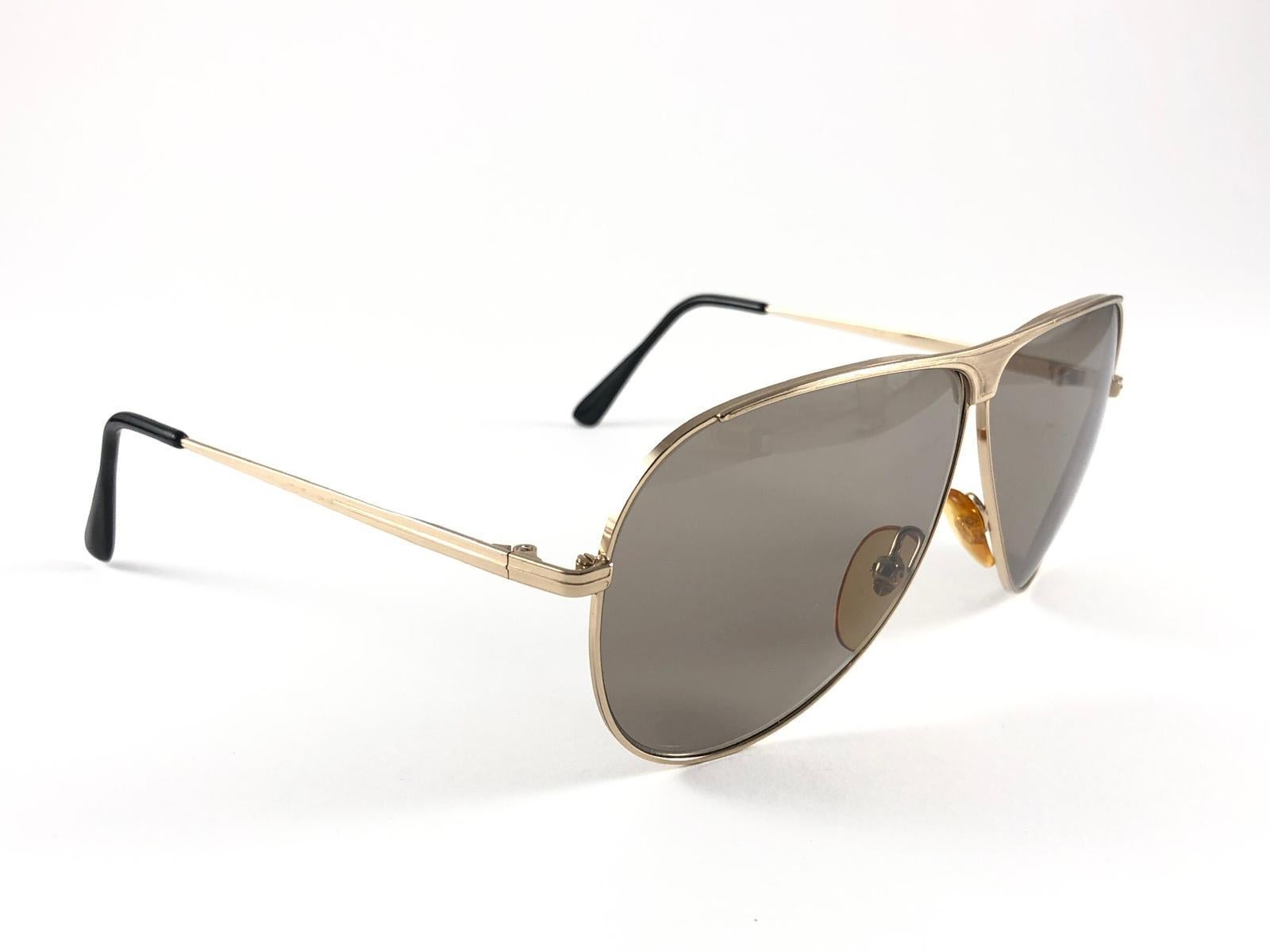 New Vintage Safilo, a balanced combination of Italian craftsmanship, design, functionality and striking aesthetics, this model showcases a Gold Frame holding a spotless green lenses.

New, never worn or displayed.
Made in Italy.

Measurements 