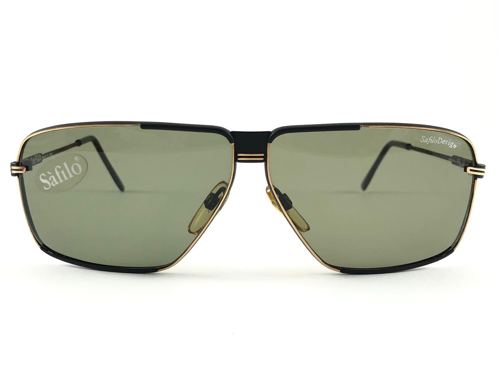 New Vintage Safilo, a balanced combination of Italian craftsmanship, design, functionality and striking aesthetics, this model showcases a black mate aviator frame holding green lenses.

New, never worn or displayed.
Made in Italy.

Measurements 