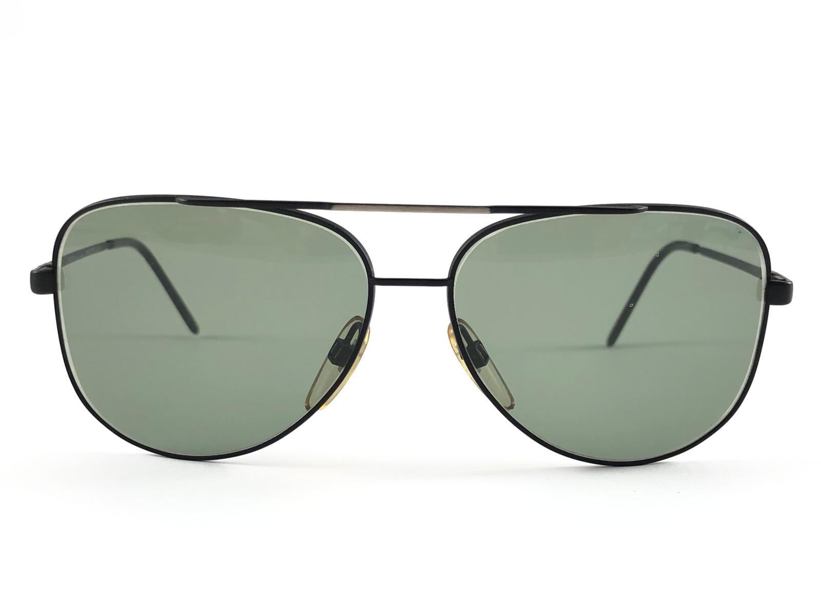 New Vintage Safilo a balanced combination of Italian craftsmanship, design, functionality and striking aesthetics, this model showcases a Black mate frame holding green lenses


New, never worn or displayed.
Made in Italy.

Measurements

Front      
