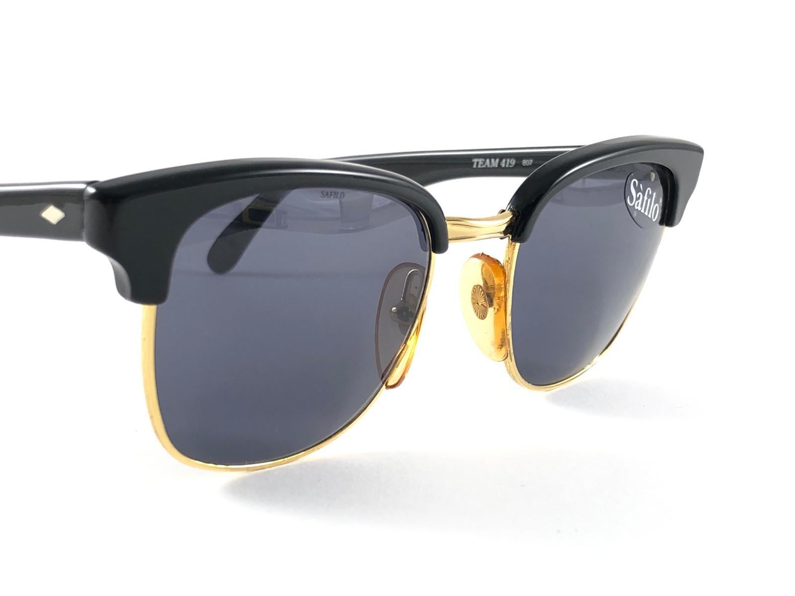 New Vintage Safilo, a balanced combination of Italian craftsmanship, design, functionality and striking aesthetics, this model showcases a black and gold frame holding a grey lenses

New, never worn or displayed.
Made in Italy.

Measurements 