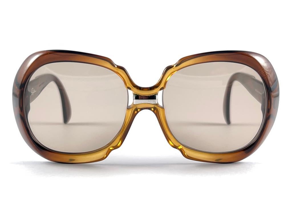 

Nuevo Vintage Saphira Ámbar translúcido y miel con detalles plateados  Montura de gafas de sol con un par de lentes marrones medianas originales impecables.   

Este artículo puede mostrar algunos signos menores de desgaste debido al